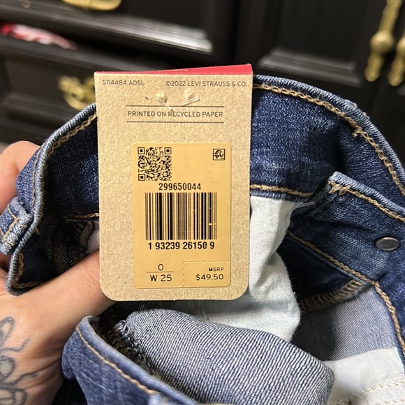 Levi’s mid-length denim shorts size 25 NWT - Picture 4 of 4